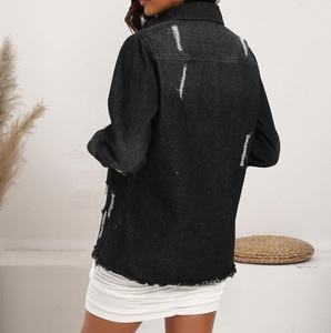 Nouvel arrivage de vestes en jean en détresse respirantes à manches longues et boutonnées pour femmes fournisseur de manteaux en jean du Pakistan - Product Image 4