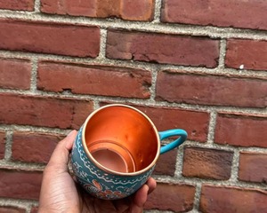 Taza de Cobre Azul con Diseño Floral Grabado, Perfecta para Té y Agua Detox, Vajilla Tradicional para el Hogar y Bienestar - Product Image 3
