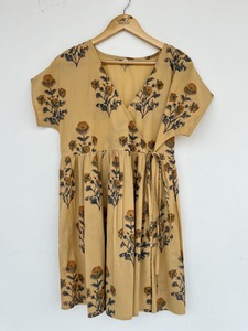 Robe courte beige en coton à imprimé floral pour femme, style cache-cœur, col en V, manches courtes, tenue d'été légère, style bohème, pour la plage - Product Image 1