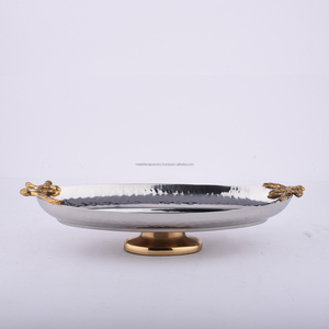 Tazón ovalado de acero inoxidable con mango de hoja de latón, vajilla con textura martillada y artículos de servicio - Product Image 2