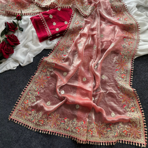 El sari viene en una hermosa tela brillante con un borde floral y bordados detallados, y pequeños borlas colgantes que añaden un toque real. - Product Image 1