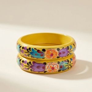 Bracelets Artisanaux en Bois Jaune de Qualité Supérieure avec Scène de Cerf en Course et Nature Peintes à la Main, Lot de 2 pour l'Exportation - Product Image 1