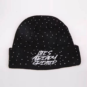 Gorro de Punto Clásico con Detalles de Cristales Brillantes para Clima Frío - Product Image 3