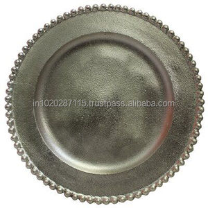 Plato de presentación metálico ideal para mesas de restaurantes de alta gama, que crea una atmósfera de comedor impresionante para invitados de honor. - Product Image 3