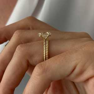 Anillo de doble banda con diamante cultivado en laboratorio de corte ovalado de 2.01 quilates, oro amarillo de 14K, regalo de boda para novia, amuleto de promesa, joyería. - Product Image 4
