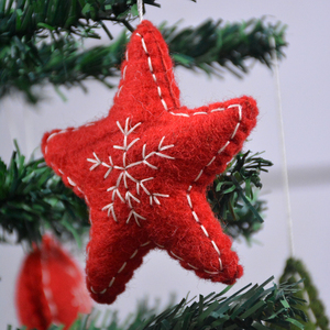 Adornos Navideños de Fieltro Hechos a Mano, Diseño de Copo de Nieve Verde, Rojo, Rosa y Blanco, Decoraciones Navideñas Tradicionales, Textiles Artesanales Colgantes - Product Image 4