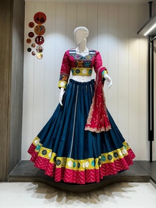 Conjunto de ropa étnica premium de algodón romano Chaniya Choli con dupatta de trabajo vintage elaborado para Navratri y bodas, para mujer. - Product Image 4
