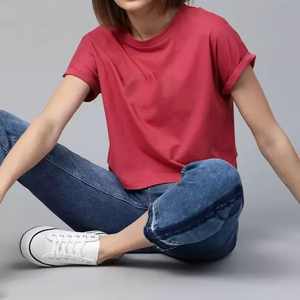 เสื้อยืดครอปแขนพับทรงทันสมัยสำหรับผู้หญิง ลดราคาสุดฮอตช่วงซัมเมอร์ OEM ผ้าฝ้ายแท้ 100% คอกลม ทรงเข้ารูปลำลอง - Product Image 4