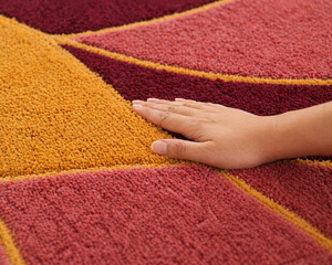 Tapis en laine abstrait, tapis moderne tufté, tapis géométrique bordeaux moutarde, tapis en laine douce fait main, tapis de luxe pour salon et chambre - Product Image 4