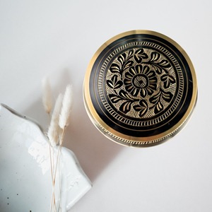 Urne funéraire de style américain en laiton de haute qualité avec motifs floraux entièrement gravés, capacité de 200 pouces cubes, couleur blanche - Product Image 4