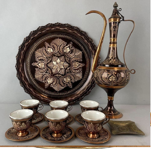 Juego de Dallah alto en tono cobre con tazas con líneas blancas y patrones grabados. Heritage disponible a precios de mayorista. - Product Image 1