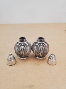 Ensemble d'assaisonnements de table en métal au design minimaliste, accessoire de table élégant pour le sel, le poivre et les épices, vente en gros depuis l'Inde - Product Image 3