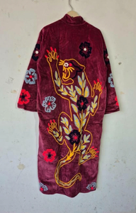 Abrigo Largo de Terciopelo Rojo Marrón Hecho a Mano con Apliques Bordados de Tigre y Flores Multicolores, Venta al Por Mayor - Product Image 5