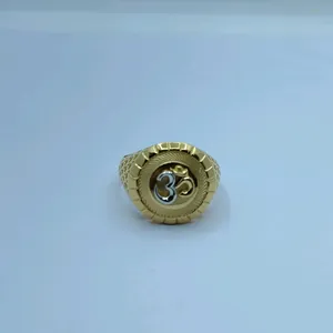 Exquisito Anillo Religioso Chapado en Oro de 22K para Hombre con un Intrincado Símbolo Om en Dos Tonos y Banda de Filigrana - Product Image 2