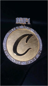 Colgante Hiphop Redondo de Plata 925 con Baño de Oro de 18k, Efecto Esmerilado, Diamantes VVS, Colgante Personalizado con Moissanita - Product Image 3