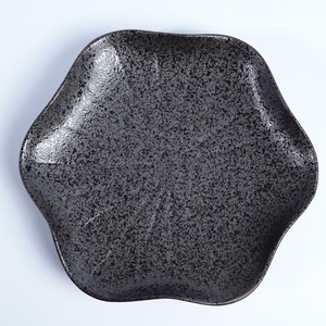 Plato Pequeño Negro de Cerámica Sólida con Diseño de Loto, Hecho a Mano, Estilo Japandi, No Tóxico, para Sushi, Aperitivos, Postres, Restaurante, Hotel, Cafetería - Product Image 1