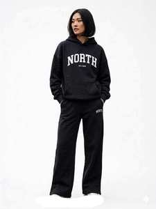 Ensemble de survêtement oversize vert foncé pour femme avec imprimé graphique HOUSTON, pantalon large et sweat à capuche, hiver, écoresponsable - Product Image 3