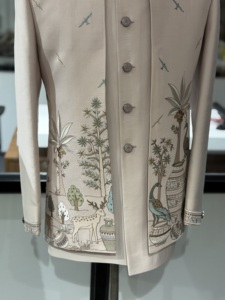 เสื้อแจ็คเก็ตสไตล์บันดาห์กาลาสำหรับงานแต่งงานแบบอินเดียดั้งเดิม ผ้าเนื้อดีสีงาช้าง ปักลายหรูหรา ไม่ยับง่าย ระบายความชื้นได้ดี สำหรับผู้ชาย - Product Image 2