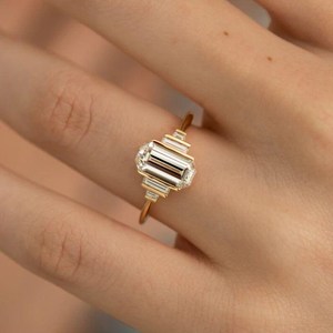 Anillo de Compromiso Único con Cinco Piedras de Diamante de Laboratorio, Corte Esmeralda y Baguette, Oro Amarillo de 14K, Joyería Fina Moderna Personalizable, Regalo - Product Image 3