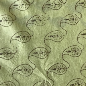 Tissu en coton imprimé à la main – Base vert pistache avec motif floral Paisley minimaliste |   Textile artisanal indien - Product Image 1