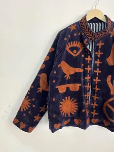 Chaqueta de Terciopelo Morado Oscuro Personalizada para Mujer, con Bordado a Mano de Signo de Paz y Motivo de Ojo, Abrigo Retro de Invierno - Product Image 3