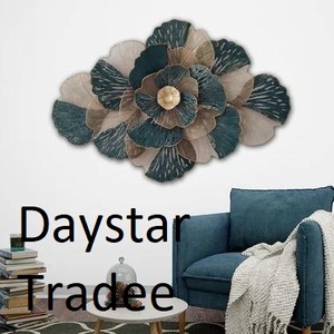 Escultura de Pared de Metal con Diseño Floral de Daystar Trade, Arte Moderno Abstracto para Sala de Estar, Forma Rectangular con Diseño de Flores y Hojas - Product Image 1