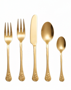 Juego de cubiertos de diseño antiguo en oro, tenedores y cucharas de acero inoxidable, ideal para un uso elegante en la cocina y la mesa. - Product Image 1