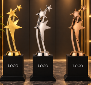 Trofeo Estrella con Tres Estrellas Grabadas con Láser, Acabado Metálico Fundido a Presión, Modelo 347 para Deportes y Juegos, Base de Madera Negra - Product Image 1
