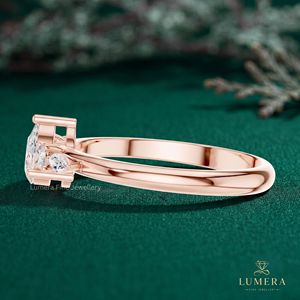 Bague de fiançailles en or rose avec diamant de laboratoire taille poire et pierres latérales multiples (rondes et marquises) – Bague de promesse de luxe pour femme - Product Image 3