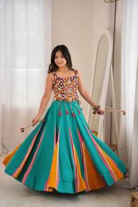 Conjunto de Lehenga de Rayón Especial para Navratri, Largo hasta el Suelo, Corte Regular, Tradicional y Elegante, con Bordado de Hilo y Lentejuelas, con Detalles de Espejo Real - Product Image 1