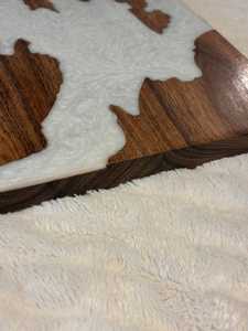 Planche à découper artisanale haut de gamme en bois et résine époxy, élégante et artistique, pour viande, légumes, fruits, fromages, cuisine - Product Image 2
