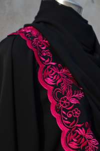 Abaya noire avec broderie florale rose, robe longue pour femme, style cape, vêtement tendance - Product Image 3