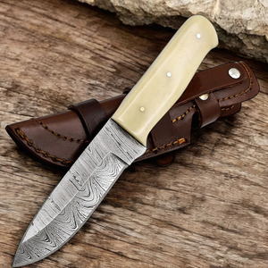Couteau de chasse à lame fixe à motif Damas personnalisé avec construction Full Tang, prise en main confortable et étui en cuir pour le camping - Product Image 5