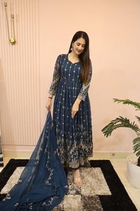 Robe sophistiquée Georgette Shalwar Kameez avec 3.10m Flair brodé Dupatta et manches longues Vêtements de style indien - Product Image 4