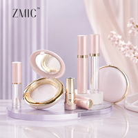 Ensemble d'emballages cosmétiques de luxe : tube à rouge à lèvres rose, tube à gloss transparent, étui compact de luxe pour poudre, tube à eye-liner vide en plastique