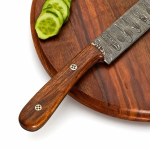 Couteau de cuisine artisanal en acier Damas de qualité industrielle, fabriqué sur mesure par Ahmad Fabric, lame de 15 cm, manche en bois, pointe tombante, étui en cuir. - Product Image 3