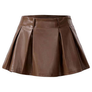 Minifalda de cuero sintético PU marrón para mujer, corte en A, con dobladillo acampanado y plisado, con pantalones cortos incorporados - Product Image 1