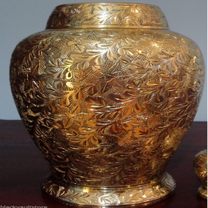 Urne violette vibrante présentant des tournesols argentés audacieux. Un hommage lumineux à une vie, disponible à prix de gros. - Product Image 2