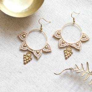 Boucles d'oreilles créoles en macramé faites à la main avec breloque pointe dorée, style bohème, en fibre, pendantes pour femme - Product Image 4