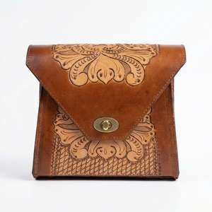Bolso Bandolera de Cuero Genuino 100% Hecho a Mano con Grabados Florales, Ligero, Estilo Vintage Bohemio para Mujer - Product Image 5