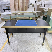 Table de présentation de bijoux de luxe en velours bleu et or noir avec tiroirs verrouillables, bureau de consultation pour diamants, idéal pour les salles d'exposition VIP et les points de vente haut de gamme