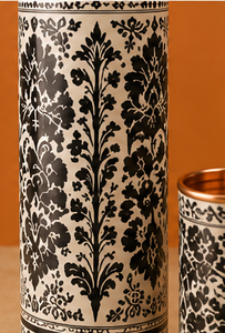 Ensemble élégant de bouteille d'eau et de gobelet en cuivre noir à motifs floraux, bouteille en cuivre imprimée monochrome de qualité supérieure avec gobelets assortis, fabriqués à la main - Product Image 3