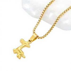 Pendentif de Noël classique en forme d'animal pour femme en acier inoxydable 304 avec finition plaquée or 18 carats et chaîne à maillons - Product Image 1
