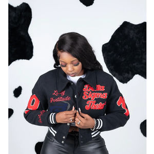 Delta |   Sigma |   Chaqueta Universitaria para Mujer Theta DST Sorority, Chaqueta Corta de Invierno de Poliéster/Algodón, Roja Clásica Bordada y Transpirable - Product Image 3