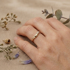 Bague de fiançailles solitaire minimaliste Art Déco à trois pierres en moissanite de laboratoire taille brillant sertie à griffes, plaqué or 14K, de qualité supérieure - Product Image 5