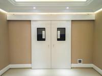 Porte coulissante hermétique automatique à double battant en acier galvanisé sur mesure pour salle blanche et hôpital, avec fenêtre visuelle en fibre de verre, pour entrepôt