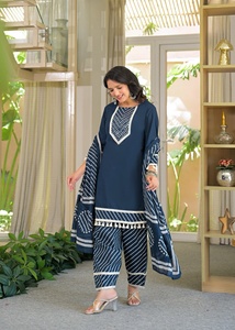 Ensemble Kurti et pantalon pour femme Twin Feet, en pur coton de qualité supérieure, avec motif Lehriya Farsi, dentelle et broderie, et dupatta. - Product Image 3
