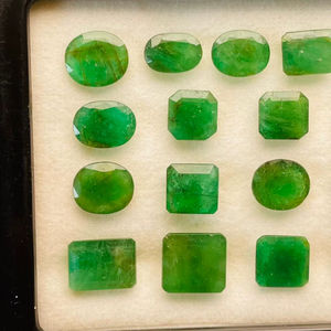 Lote de 17 piedras preciosas de esmeralda natural de buena calidad con un brillo excepcional, un hermoso color verde, pulido perfecto, ideal para cualquier tipo de joyería. - Product Image 4