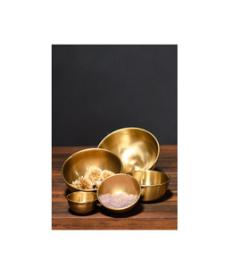 Bol de service élégant en laiton pur fabriqué à la main par des artisans pour la cuisine et la décoration de table à manger festive - Product Image 4