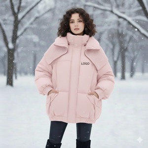 เสื้อแจ็คเก็ตฤดูหนาวสีชมพูแบบเย็บลาย พร้อมปกถักคอตั้ง แขนยาว บุด้วยใยโพลีเอสเตอร์หนา กันลม ทรงยาว มีโลโก้ด้านหน้า - Product Image 1